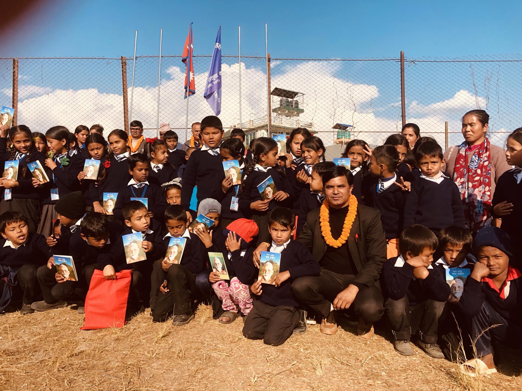 शान्ति आधारभूत विद्यालयका विद्यार्थीलाई न्यानो कपडा