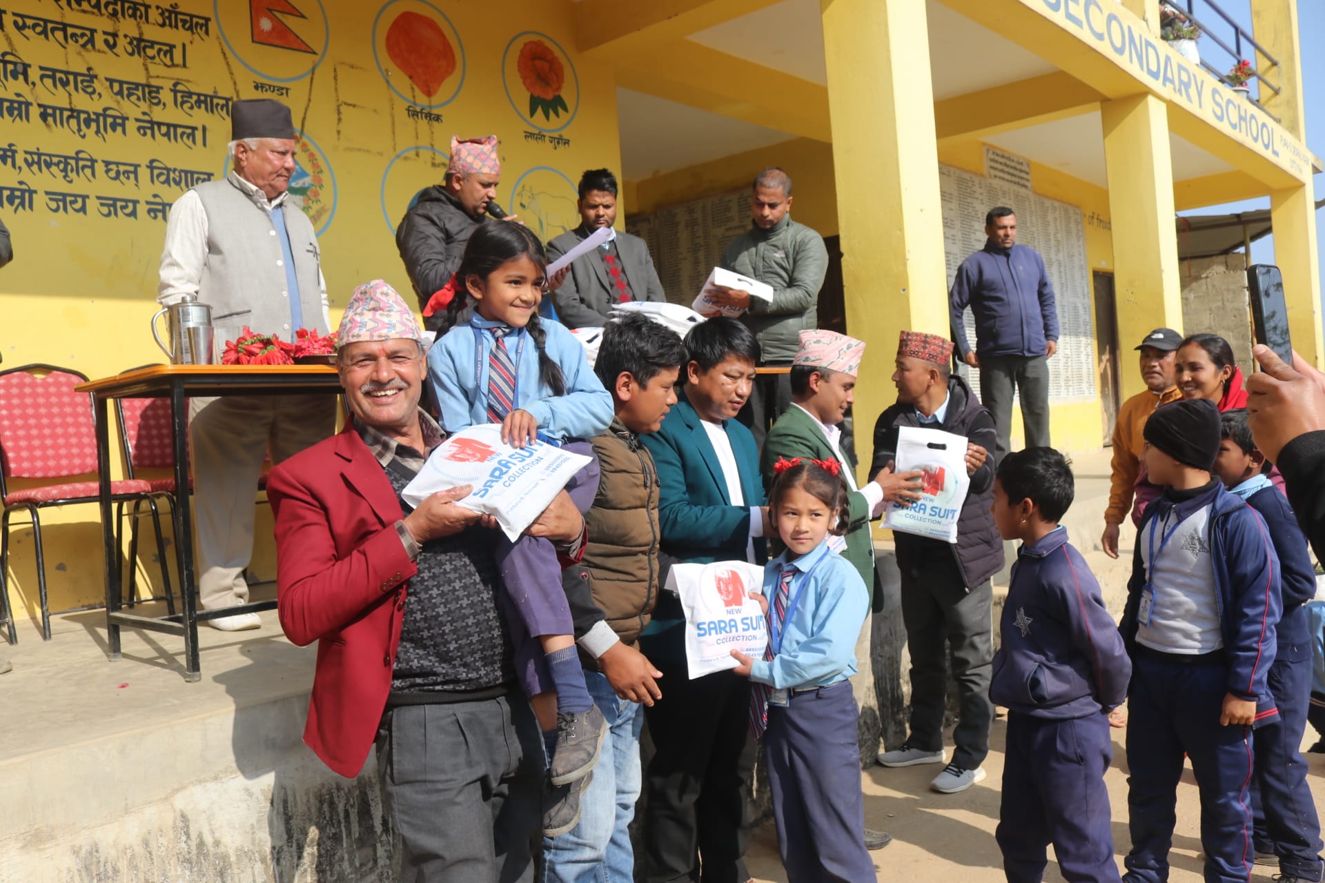 वडा अध्यक्ष सुवेदीद्वारा विश्वशान्तिका विद्यार्थीलाई पोशाक