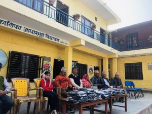 काङ्ग्रेस नेतृ भण्डारीद्वारा विद्यार्थीलाई न्यानो कपडा