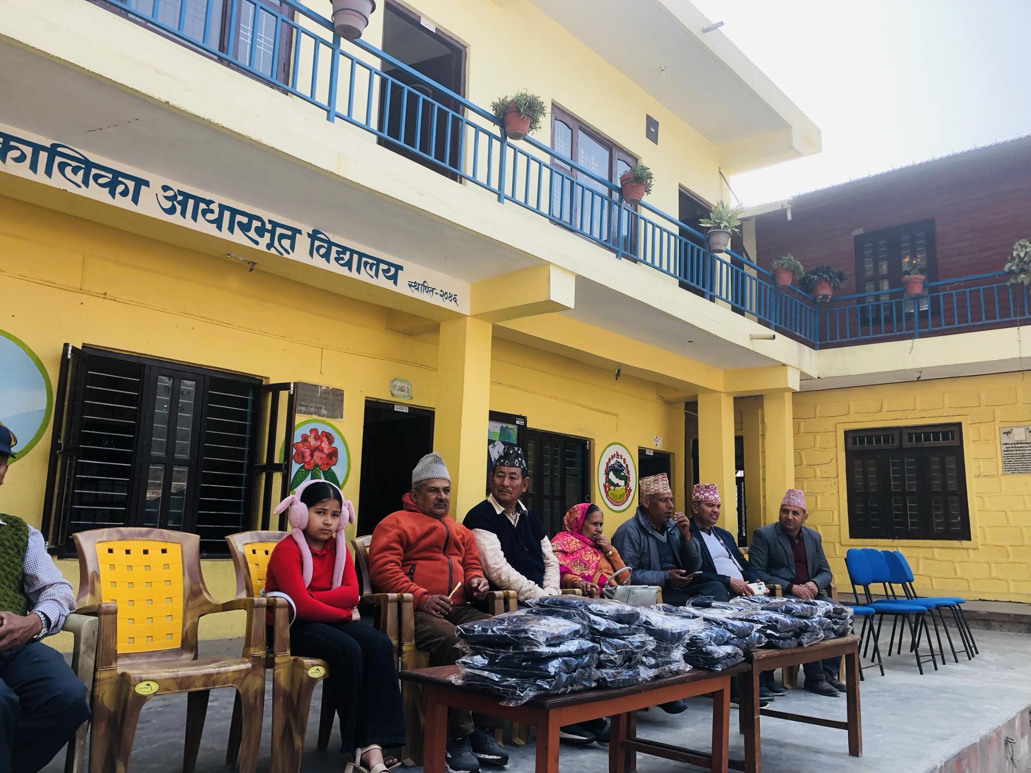 काङ्ग्रेस नेतृ भण्डारीद्वारा विद्यार्थीलाई न्यानो कपडा
