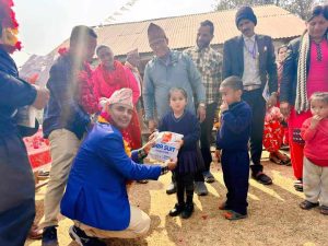 वडा अध्यक्ष सुवेदीद्वारा विद्यार्थीलाई पोसाक