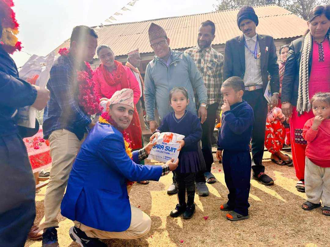 वडा अध्यक्ष सुवेदीद्वारा विद्यार्थीलाई पोसाक