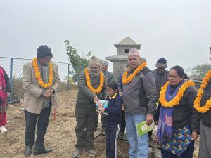माईमैदान आविका विद्यार्थीलाई भण्डारी र कडेलद्वारा न्यानो कपडा र स्टेसनरी सामग्री