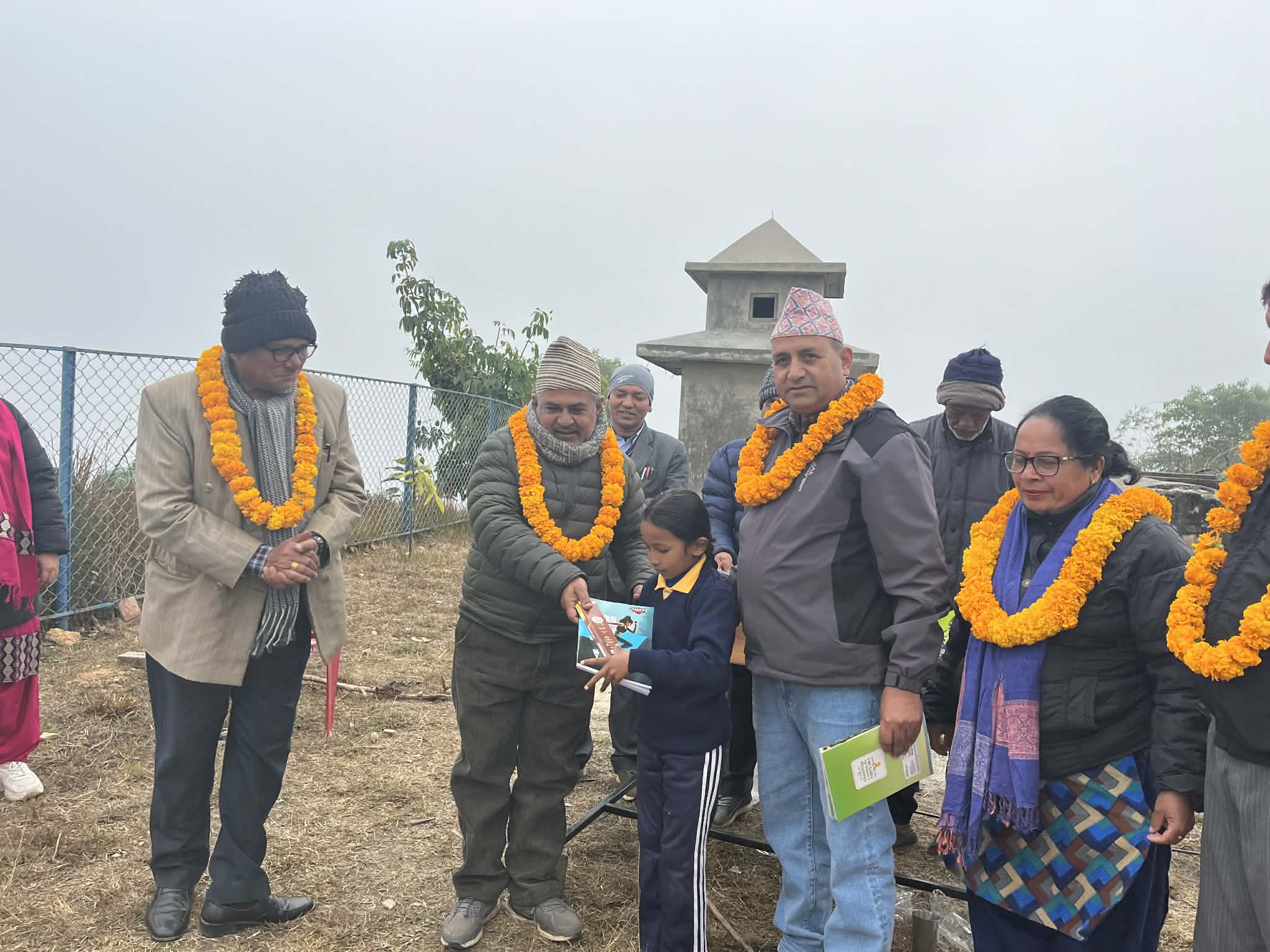 माईमैदान आविका विद्यार्थीलाई भण्डारी र कडेलद्वारा न्यानो कपडा र स्टेसनरी सामग्री