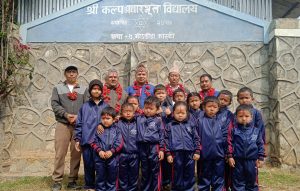 कल्पका विद्यार्थीलाई भण्डारीद्वारा न्यानो कपडा