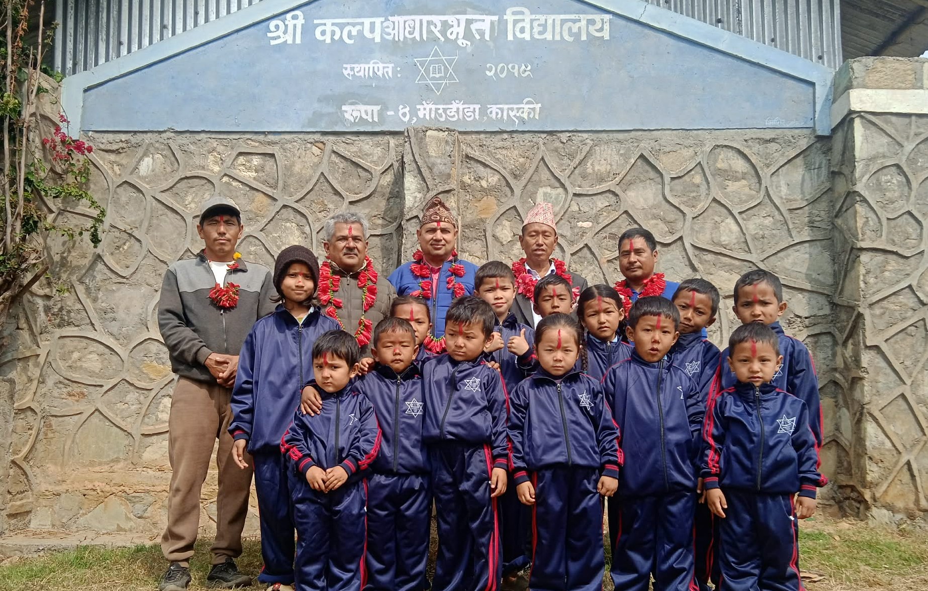 कल्पका विद्यार्थीलाई भण्डारीद्वारा न्यानो कपडा