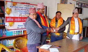 गीतकार रमिल अधिकारीद्वारा छोराको जन्मदिनमा विद्यार्थीलाई सहयोग हस्तान्तरण