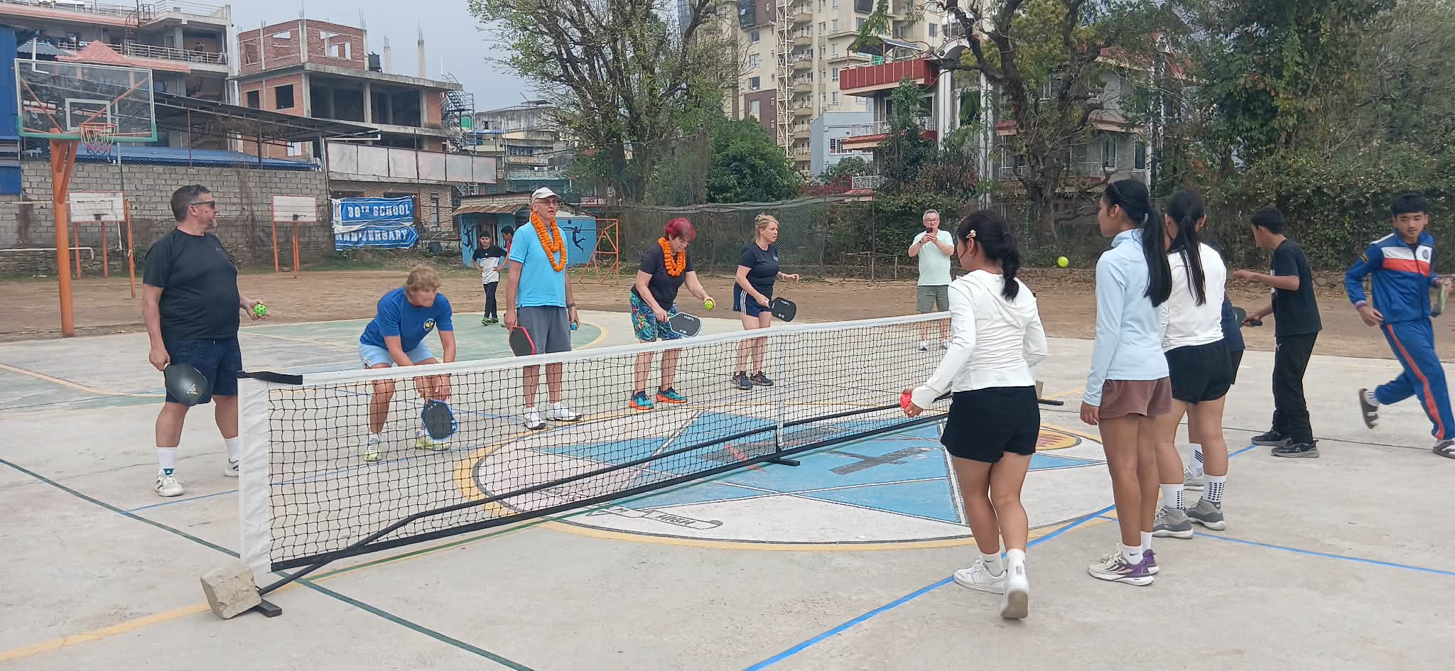 कुमुदिनीमा बेलायतबाट आएका प्रशिक्षकले दिए पिकल बल खेलको प्रशिक्षण