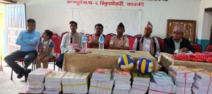 समाजसेवी तथा शिक्षासेवी भण्डारीद्वारा विद्यार्थीलाई शैक्षिक सामग्री (भिडियो)