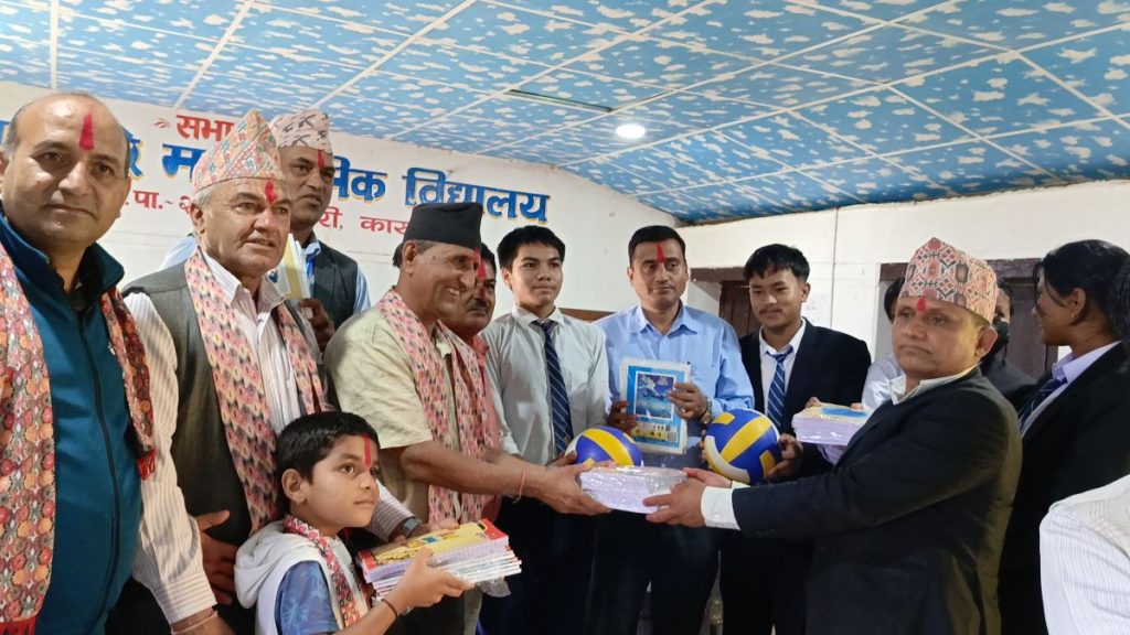 शैक्षिक सामग्री लिए माछापुच्छ्रे माविमा पुगे भण्डारी (फोटो फिचर)